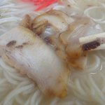 なべさんラーメン - 豚三枚肉のチャーシュが普通で３枚。これがまた旨い。