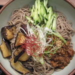 おらが蕎麦 - 肉味噌と揚げ茄子のピリ辛冷やしそば 中盛