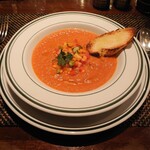 Urufugyangusuteki Hausu - 本日のスープ(ハーフサイズ)880円✨冷たいものでお願いしガスパチョ(トマトや玉ねぎ、きゅうりなどミキサーにかけたスペイン料理)でした。あらごし野菜にガーリックが効いてまるで飲むサラダ✨