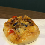 ニッシンベーカリー - 花椒の香りが本格的な麻婆パン！もちもちっとしたパン生地が美味しいです。