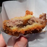 吉澤商店 - ・「メンチカツ(¥150)」の断面。
