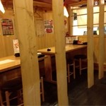 Sushi Izakaya Yataizushi - 入口近くのテーブル席