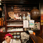 Kagiya - 棚の上には、お酒の樽を開ける道具や、樽に取り付ける注ぎ口が飾ってありました。