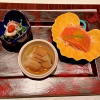 かがり - 蟹身と菊菜の白和え、鮭の自然薯 黄身酢、穴子の秋茄子、