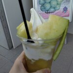 果実問屋 にしかわ - メロンのパフェ