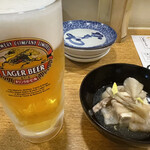 Izakaya Okan - 生ビール(キリンラガー樽生)中(580円)とお通しの舞茸入り肉豆腐