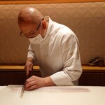 銀座 しのはら - 篠原大将による鱧の骨切り