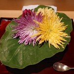 銀座 しのはら - 中秋の名月＝芋名月で芋の葉