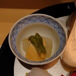 銀座 しのはら - （蓋付きの器）冬瓜の冷やし田楽、上に万願寺唐辛子