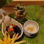 銀座 しのはら - （硝子の器）大徳寺麩、クラゲ、胡瓜、茗荷の酢の物、（その手前）鰊茄子、（その隣）柿の白和え