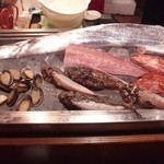 Sakana Koubou Maruman - カウンターの目の前にずらっと並んだ本日のお魚たち。太刀魚めちゃ大きい！