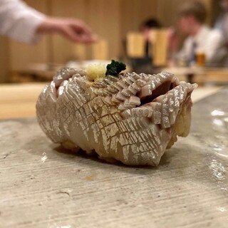 魚本来のの旨味を引き出した”熟成鮨”に舌鼓を打つ。