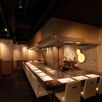 ぷれじでんと千房 - 14席のカウンター席