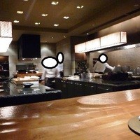 六雁 - オープンキッチンのお席は8席のみです。臨場感があり楽しめますね。