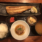 雷門き介 - 魚の炭火焼き定食　これにサラダとデザートが付いて@1,000円