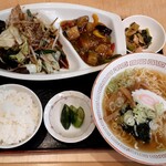 中華飯店　紅蘭 - 本日のランチ 野菜炒めと半ラーメン(850円也) ボリューミーなランチですが、ご飯は小さな器に変わりました‥