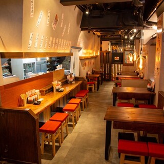 昭和感溢れるノスタルジックな店内は、様々なシーンに対応