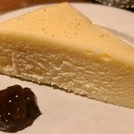 草枕 - 小さめですが、全然甘くないチーズケーキ　とても美味しいです