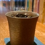 草枕 - 悶絶のアイスコーヒー700円　真鍮のコップがキンキン　　
