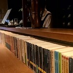 草枕 - お店の入口が二人がけのテーブル席、奥がオーナさんのいるカウンターがあります　店内が薄暗くしてあり、疲れません　とても落ち着いた気持ちになれますね