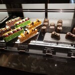 Hiruton Nagoya - ショーケースのスイーツ。