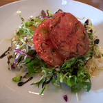 味処 銀の里 - いつも楽しみにしてるサラダ。今日はトマトがのってました。これまた甘くて美味しいトマトでした。