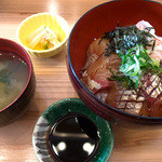 味処 銀の里 - こちらも「週替わりランチ」。メインは「醤油漬け海鮮丼」。これで880円。満足度も高い。