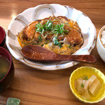 味処 銀の里 - 「週替わりランチ」（880円）。今日のメインは「糸島豚のカツとじ」でした。