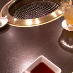 焼肉&ステーキ 格之進R - しちりんにご丁寧に脂ひいていただきました。