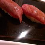 焼肉&ステーキ 格之進R - 裏メニューらしき牛の寿司。ご飯と肉の境目がわからないくらい、まじでうまい！