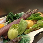 ２０１３年４月、見事な食材が並びます