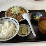 三喜食堂 - もつ煮込み定食　半ライス　700円