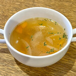 ビストロファミーユ - 野菜のコンソメスープ。ブイヨンがしっかり効いていてコク深く美味しい♡