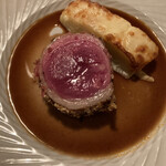 イヴォワール - 仏産 子羊鞍下肉のロースト セップ茸のクルート ボルト酒風味のジュ
