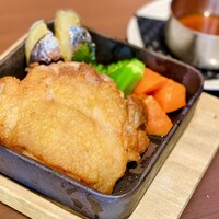 鶏モモ肉ソテー　ガーリックソース