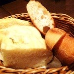 Kagurazaka Italian - ふわふわでチーズの香りが食欲をそそるフォカッチャ、毎朝シェフが焼き上げます。