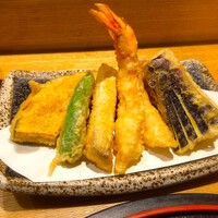 天麩羅 なか江 - ふんわりとした天麩羅たち。
                    海老の左手が「カンパチの天麩羅」です。