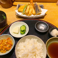 天麩羅 なか江 - 天麩羅定食　¥1,300
                    職人技が冴えまくってます。