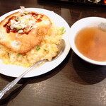 チャイナ飯店 - ”玉子チャーハン（小）”も、いただきました。お代り自由の”スープ”付きです。