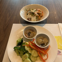 ポム・ダダン - ビュッフェボード２５４１円。サラダが新鮮で、とても美味しかったです（╹◡╹）。ドレッシングも３種ありますが、シーフードマリネと和えていただきました