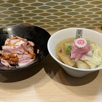 鶯屋 - 塩ワンタン麺　1000円
            日替わりご飯　550円
            （この日はローストポーク丼）