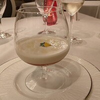 フランス料理　レ・セレブリテ ホテル日航大阪 - じゃが芋のスープにコンソメのジュレ