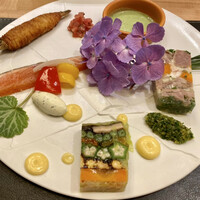 銀座 大石 - ８種の野菜のゼリー寄せ 鱒のスモーク 鮎のじゃが芋細巻き揚げ 豚の顔肉のテリーヌ