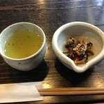 お茶と付き出し