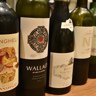 A variety of wines carefully selected by sommeliers. Storing wine with argon gas
