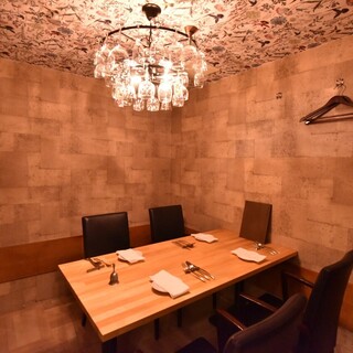ワイングラスのシャンデリアが目を惹く個室もございます