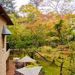 クレソン リバーサイド ストーリー 旧軽井沢 - 色づき始めた庭とレストラン