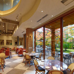 クレソン リバーサイド ストーリー 旧軽井沢 - 窓にくりぬかれた赤い景色