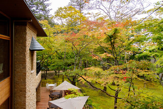 クレソン リバーサイド ストーリー 旧軽井沢 - 色づき始めた庭とレストラン