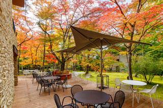 クレソン リバーサイド ストーリー 旧軽井沢 - 色づいた木々を見ながらお食事ができるテラス席
